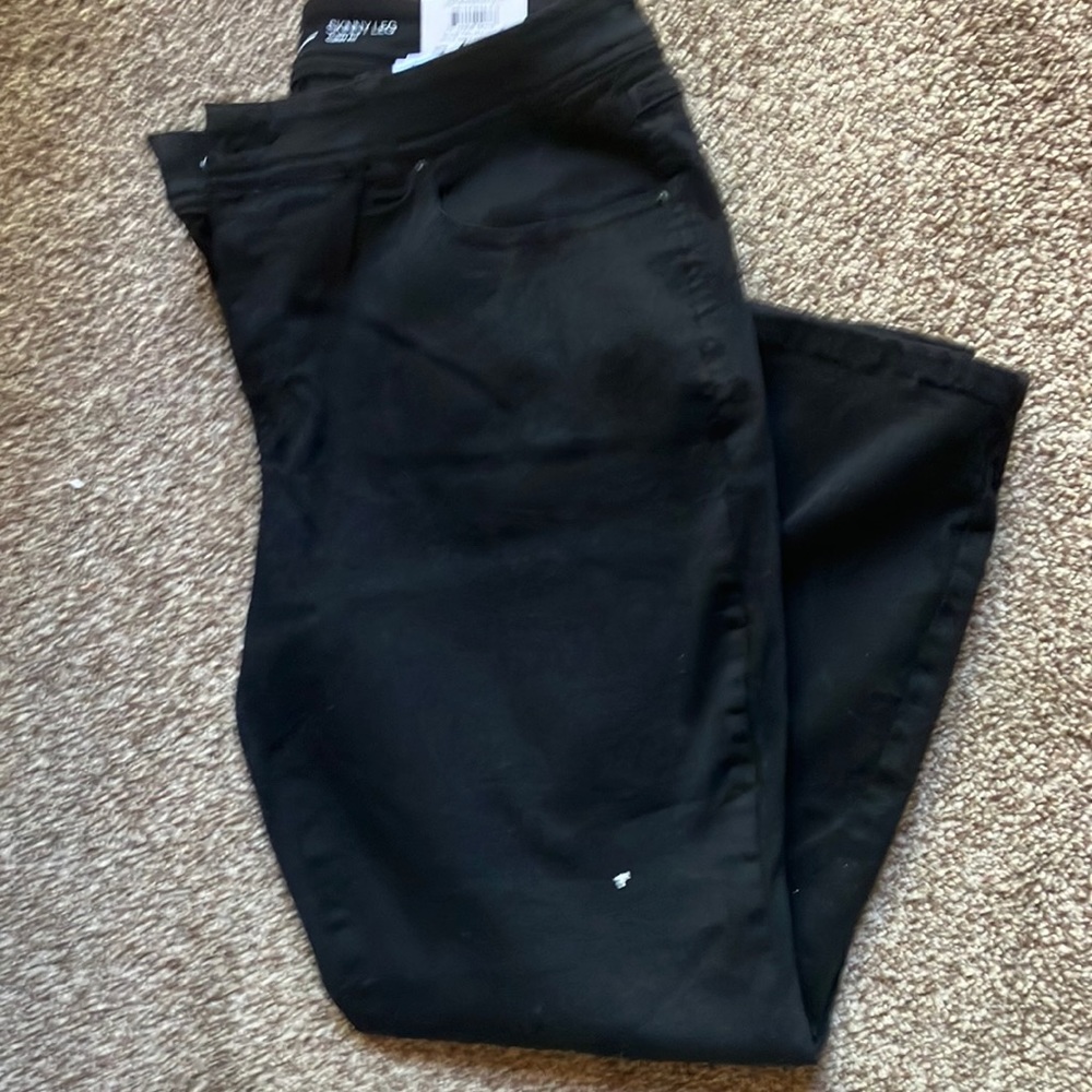 INC New w/ tags skinny leg curvy fit size 8 crop mid rise deep black